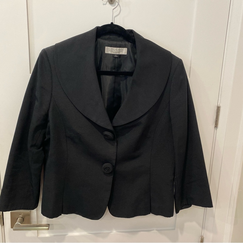 Vintage Studio Tahari black Summer 2 pc Suit w Rose Buttons 3/4 Sleeves Size 16